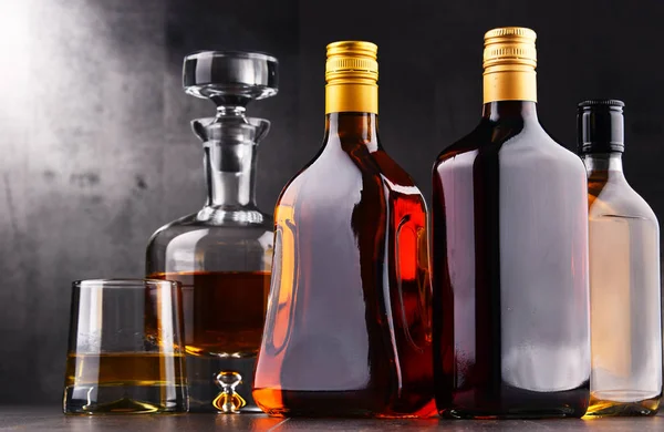 Jarra y botellas de bebidas alcohólicas variadas . — Foto de Stock