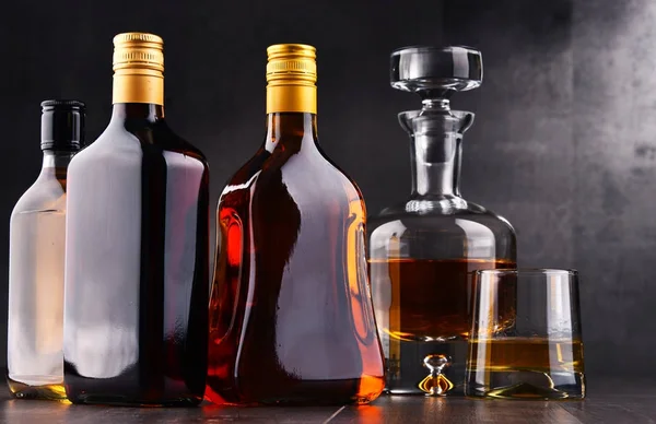 Carafe e garrafas de bebidas alcoólicas variadas . — Fotografia de Stock