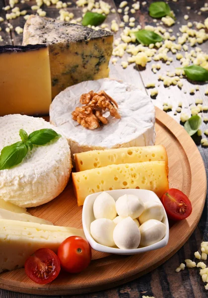 Diferentes tipos de queijo na mesa da cozinha — Fotografia de Stock