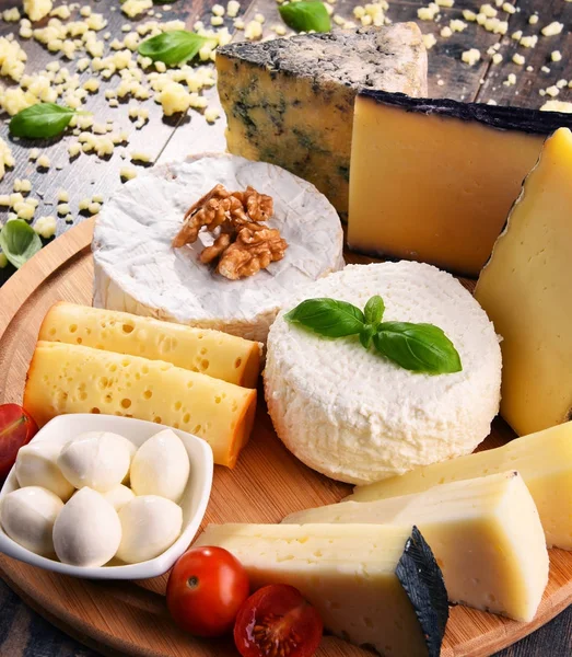 Diferentes tipos de queijo na mesa da cozinha — Fotografia de Stock