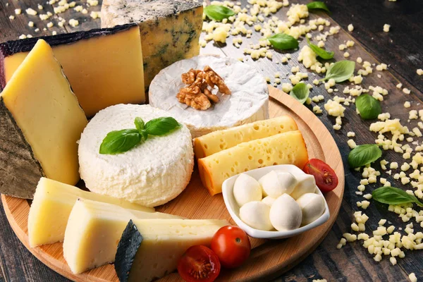 Différentes sortes de fromage sur la table de cuisine — Photo