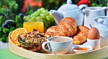 Kahve, meyve suyu, kruvasan ve meyve ile Kahvaltı