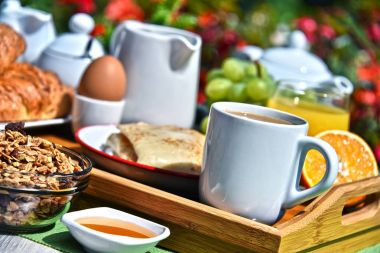 Kahve, meyve suyu, kruvasan ve meyve ile Kahvaltı