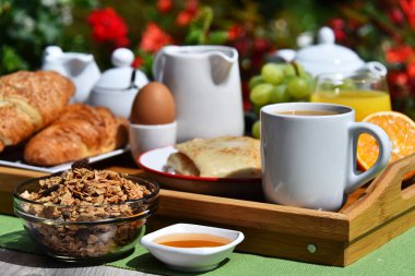 Kahve, meyve suyu, kruvasan ve meyve ile Kahvaltı