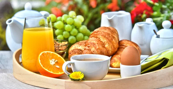 커피, 주스, 크로와상, 과일을 곁들인 아침 식사 — 스톡 사진