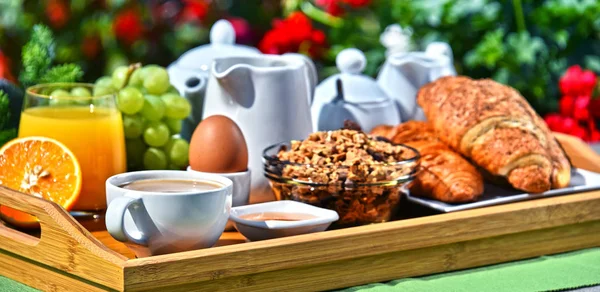 커피, 주스, 크로와상, 과일을 곁들인 아침 식사 — 스톡 사진