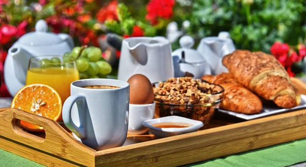 Frühstück mit Kaffee, Saft, Croissants und Obst — Stockfoto
