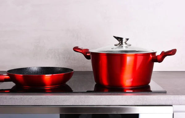 Poêle à frire et casserole en acier sur table de cuisson à induction moderne — Photo