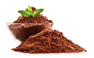 Beyaz üzerine izole edilmiş kakao tozu dolu bir kase.