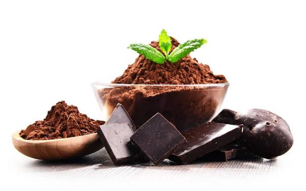 Összetétel fehér alapon izolált kakaópor tálkával — Stock Fotó