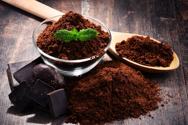 Composición con tazón de cacao en polvo sobre mesa de madera — Foto de Stock