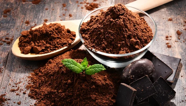 Composición con tazón de cacao en polvo sobre mesa de madera — Foto de Stock