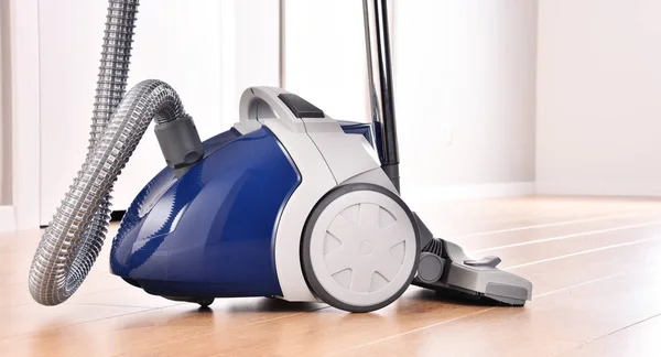 床パネルに家庭用キャニスター掃除機 — ストック写真