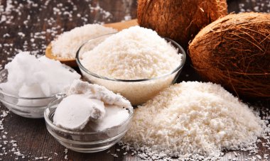 Rendelenmiş hindistan cevizi ve kabukları kase ile kompozisyon