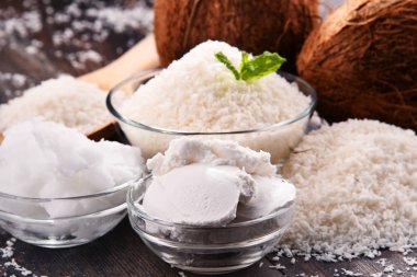 Rendelenmiş hindistan cevizi ve kabukları kase ile kompozisyon