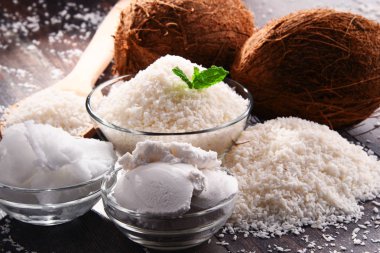 Rendelenmiş hindistan cevizi ve kabukları kase ile kompozisyon