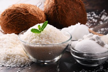 Rendelenmiş hindistan cevizi ve kabukları kase ile kompozisyon