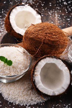 Rendelenmiş hindistan cevizi ve kabukları kase ile kompozisyon