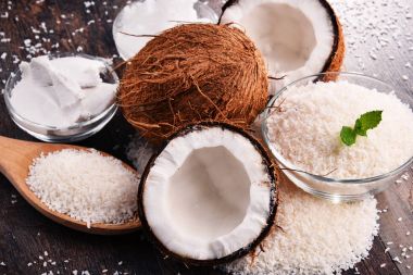 Rendelenmiş hindistan cevizi ve kabukları kase ile kompozisyon