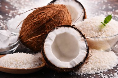 Rendelenmiş hindistan cevizi ve kabukları kase ile kompozisyon