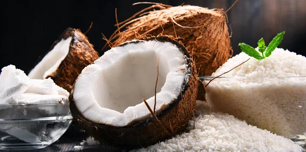 Sammansättning med skål riven kokos och skal — Stockfoto