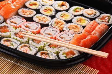 Kompozisyon ile çeşitli suşi rulo ve baharatlar kase