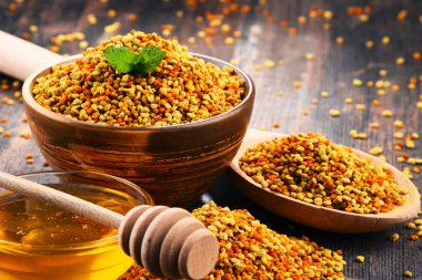 Arı polen ve bal mutfak masasında ile kase