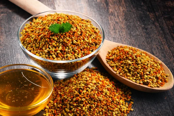 Cuencos con polen de abeja y miel en la mesa de la cocina — Foto de Stock