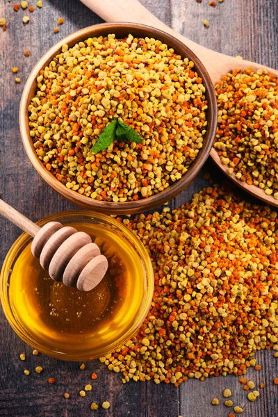 Schalen mit Bienenpollen und Honig auf dem Küchentisch — Stockfoto