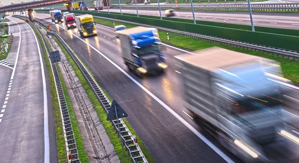 Caminhões na auto-estrada de quatro faixas de acesso controlado na Polónia — Fotografia de Stock