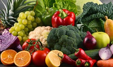 Çeşitli ham organik sebze ve meyve ile kompozisyon