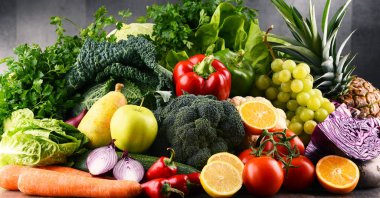 Çeşitli ham organik sebze ve meyve ile kompozisyon