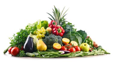 Çeşitli ham organik sebze ve meyve ile kompozisyon