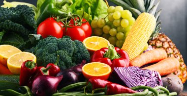 Çeşitli ham organik sebze ve meyve ile kompozisyon