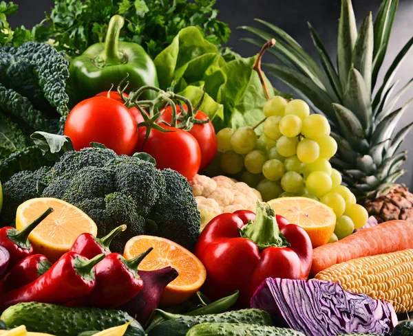 Composición con variedad de verduras y frutas orgánicas crudas — Foto de Stock