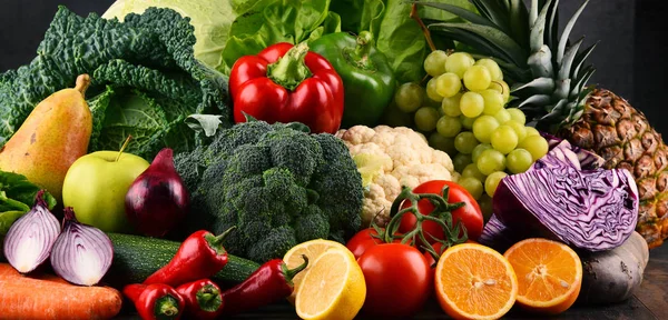 Samenstelling met verscheidenheid aan rauwe biologische groenten en fruit — Stockfoto