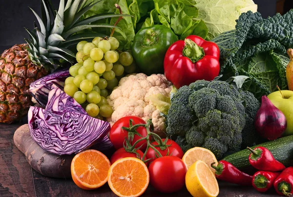 Composition avec variété de légumes et fruits biologiques crus — Photo