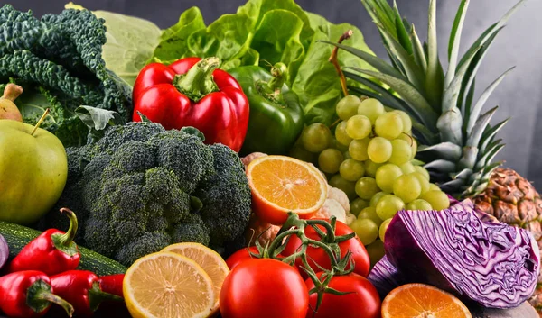 Σύνθεση με ποικιλία από ωμά βιολογικά λαχανικά και φρούτα — Φωτογραφία Αρχείου