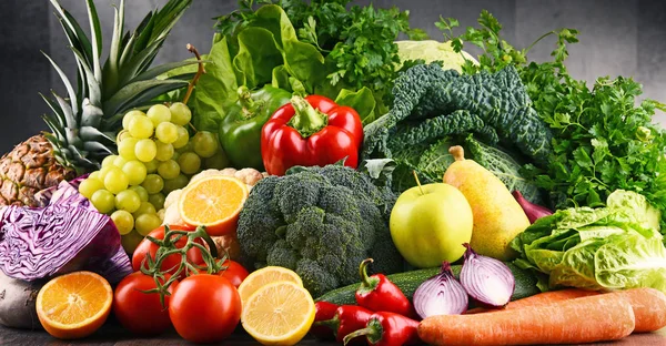 Különböző nyers bio zöldségek és a gyümölcsök összetétele — Stock Fotó