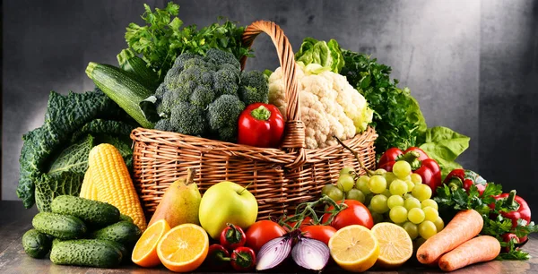 Composición con variedad de verduras y frutas orgánicas crudas — Foto de Stock