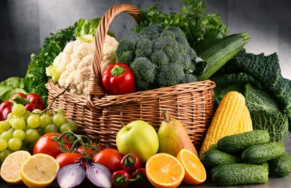 Çeşitli ham organik sebze ve meyve ile kompozisyon