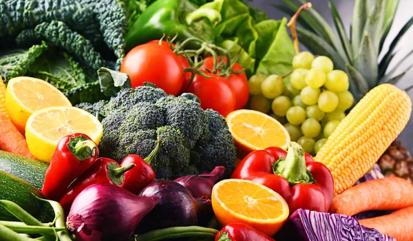 Çeşitli ham organik sebze ve meyve ile kompozisyon — Stok fotoğraf