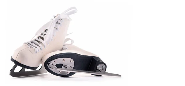 Par de patins de figura isolado no fundo branco — Fotografia de Stock