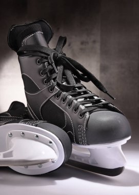 Bir çift buz hokeyi pateni.