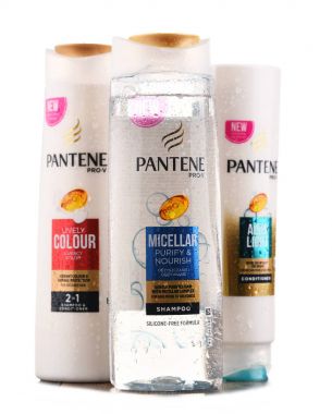 Pantene ürünlerin üzerinde beyaz izole konteyner