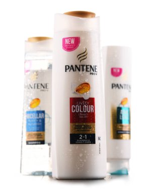 Pantene ürünlerin üzerinde beyaz izole konteyner