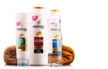 Pantene ürünlerin üzerinde beyaz izole konteyner