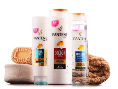 Pantene ürünlerin üzerinde beyaz izole konteyner