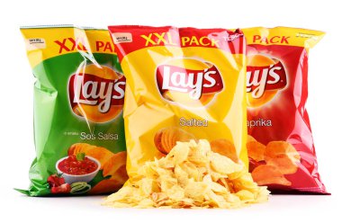 Paketleri bırakır patates cipsi beyaz izole
