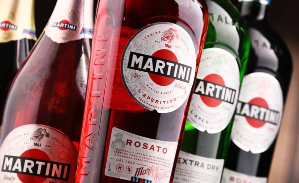 Бутылки мартини, известного итальянского вермута — стоковое фото